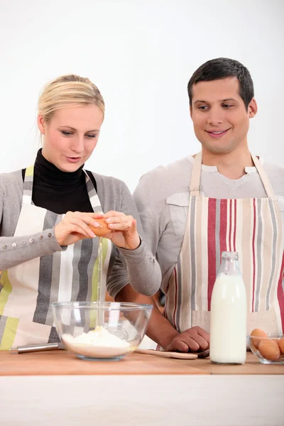 Eine Frau und ein Junge backen einen Kuchen — Stockfoto