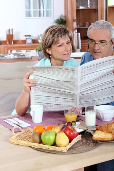 Leitura de casal de meia-idade — Fotografia de Stock
