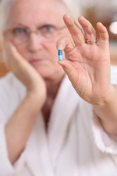 Ηλικιωμένη γυναίκα με ένα χάπι — Φωτογραφία Αρχείου