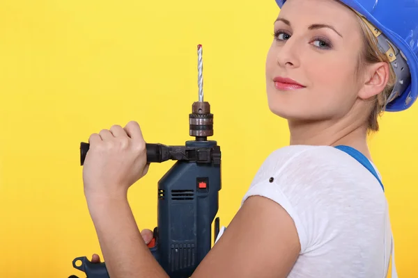 Женщина-работница с электрической дрелью — стоковое фото