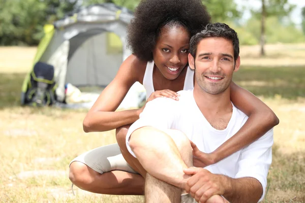 Um casal em frente à tenda — Fotografia de Stock