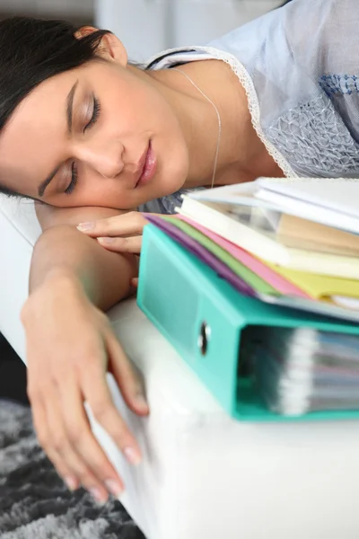 Ung kvinna sover med hennes filer — Stockfoto