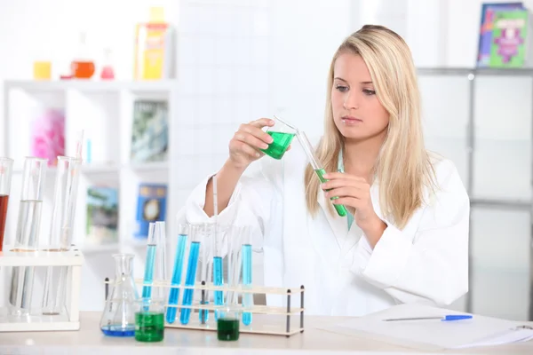 Blonde tiener in wetenschap laboratorium — Stockfoto