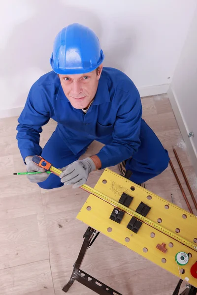 Male plumber using tape measure — Stock Photo, Image