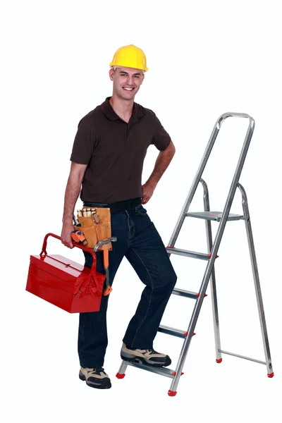 Ambachtsman beklimmen van een ladder — Stockfoto