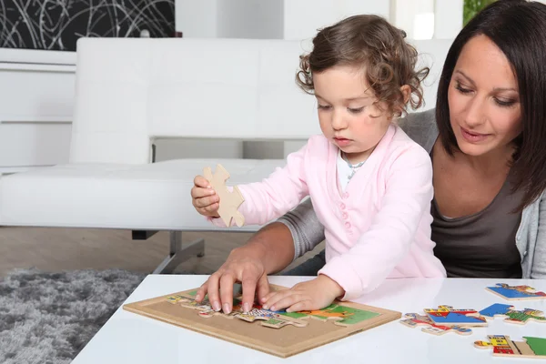 Mãe brincando com sua menina — Fotografia de Stock