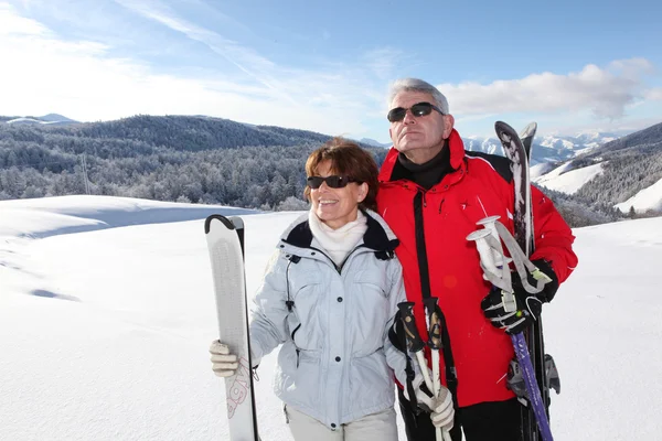 Couple out skiing together — Stock Photo, Image