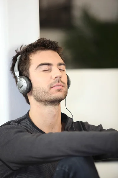 Чоловік слухає музику з закритими очима — стокове фото
