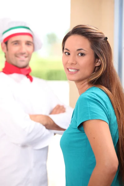 Pizza chef estaba en la puerta de los clientes — Foto de Stock