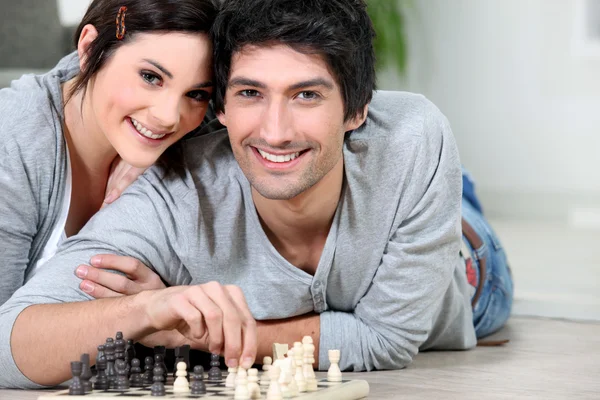 Casal atraente jogando xadrez — Fotografia de Stock