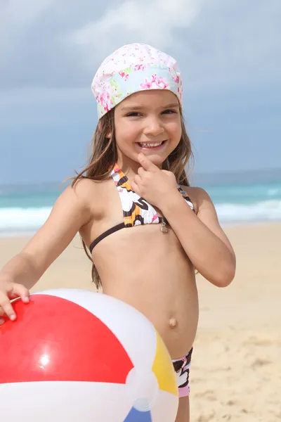 Νεαρό κορίτσι με ένα μαντήλι με μια μπάλα παραλία — Φωτογραφία Αρχείου