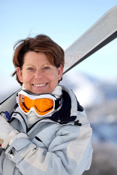 Жінка збираємося лижах — стокове фото