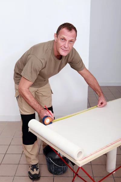 벽지를 측정 하는 남자 — 스톡 사진