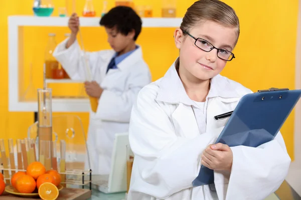 Barn gör vetenskapliga aktiviteter — Stockfoto