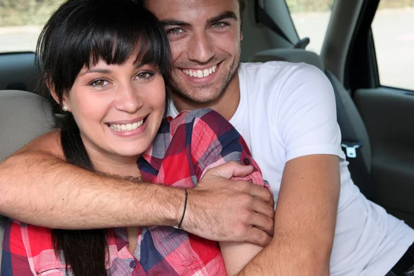 Счастливая пара, обнимающаяся в машине — стоковое фото