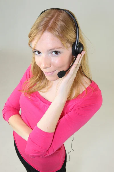 Telefonfülhallgatót viselő nő — Stock Fotó