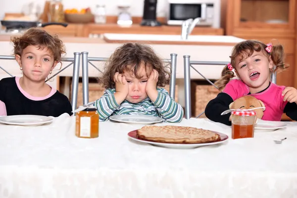 Trois enfants mangeant des crêpes — Photo