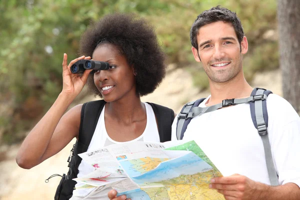Turistas procurando um mapa e usando binóculos — Fotografia de Stock
