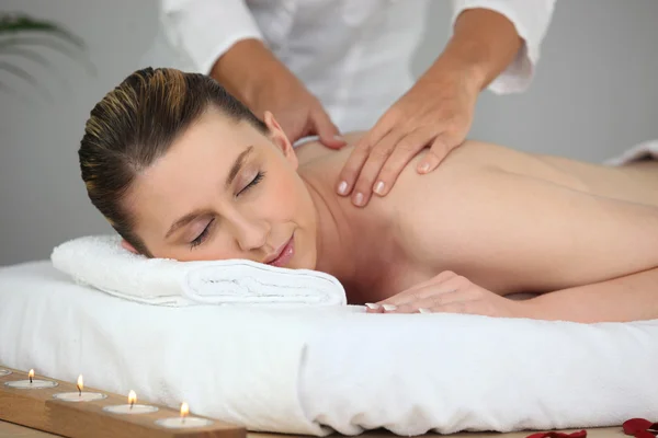 Donna avendo massaggio — Foto Stock