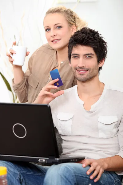 Ζευγάρι κάνει online ψώνια. — Φωτογραφία Αρχείου