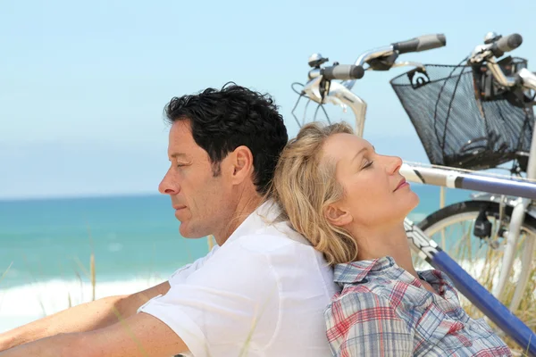 Pareja alseep con bicicletas por el mar — Foto de Stock