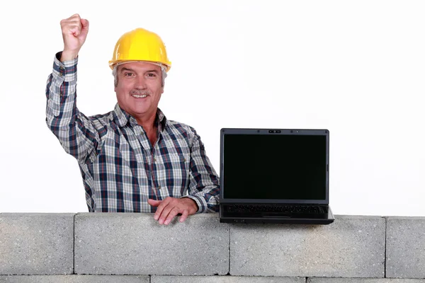 Un muratore maturo con un computer portatile . — Foto Stock