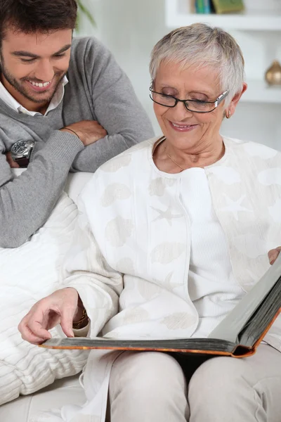 Personas mayores mirando fotos con su hijo —  Fotos de Stock