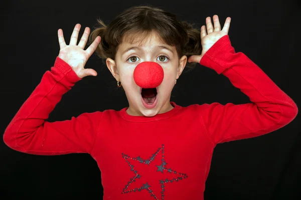 Kleines Mädchen überrascht mit Clownsnase — Stockfoto