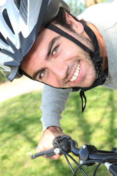 젊은 남자가 자전거를 타고 하는 데 — 스톡 사진