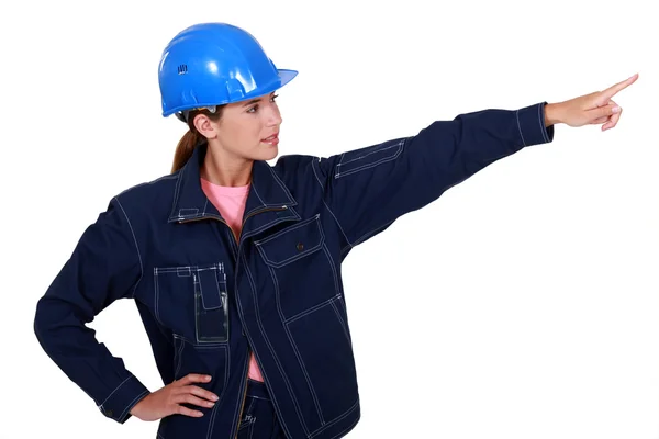Eine Handarbeiterin, die auf etwas zeigt. — Stockfoto