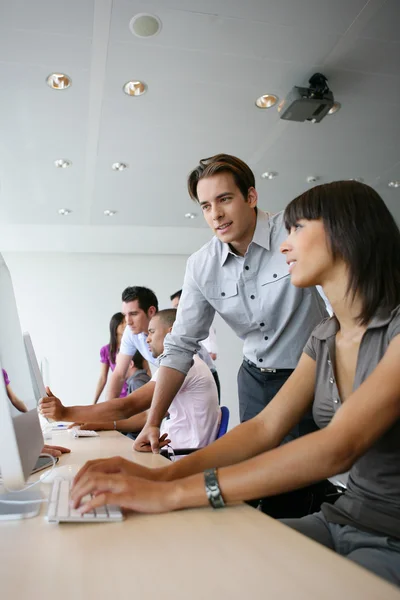 Jóvenes trabajando en computadoras — Foto de Stock