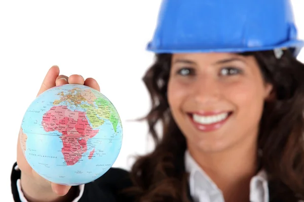Kvinnliga arkitekt håller miniatyr globe — Stockfoto