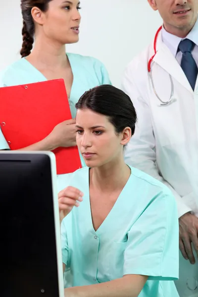 Un equipo de profesionales sanitarios — Foto de Stock