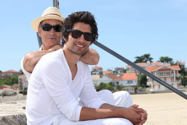 父亲和儿子在海滩戴着太阳镜 — 图库照片