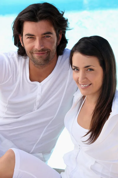 Para, noszenie białej przy basenie — Zdjęcie stockowe