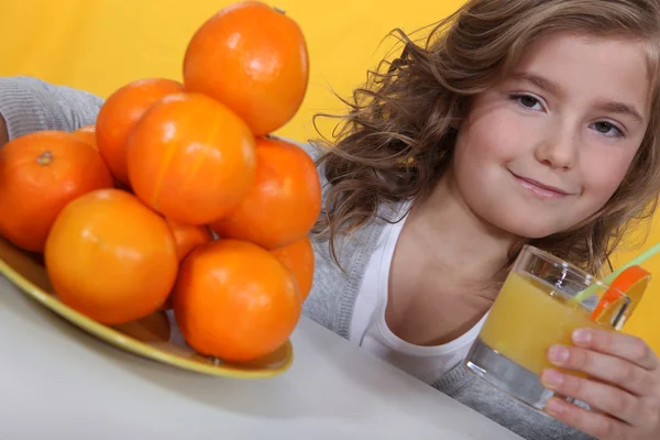 小女孩用杯橙汁 — 图库照片