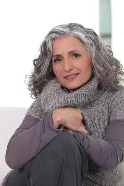 Porträtt av en kvinna klädd i grå kläder — Stockfoto