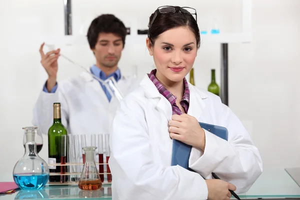 Şarap bir laboratuarda çalışmak — Stok fotoğraf