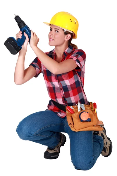 Hantverkerska innehar en borr — Stockfoto