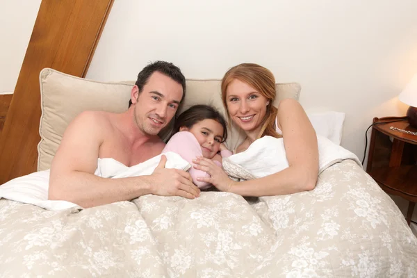 부모와 딸이 침대에서 — 스톡 사진