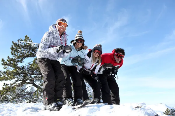 Четверо друзей катаются на лыжах в отпуске — стоковое фото