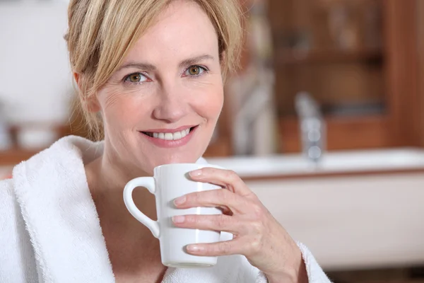 Esposa tomando una taza de té — Foto de Stock