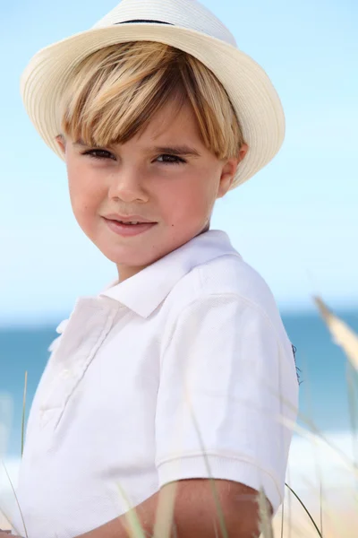 Petit garçon posant sur la plage — Photo