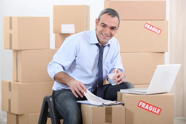 Man moving into a new apartment — Stock Photo, Image