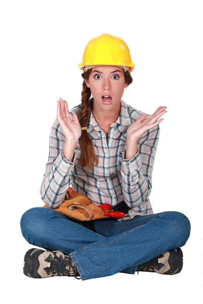 A clueless female construction worker. — Stock Photo, Image