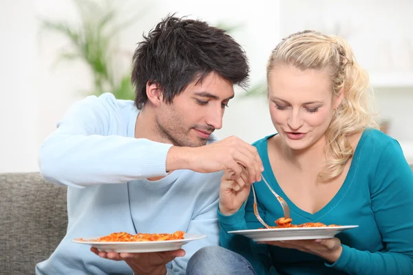 Genç çift evde yemek yiyor. — Stok fotoğraf