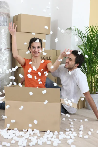 Casal se mudando para sua nova casa — Fotografia de Stock