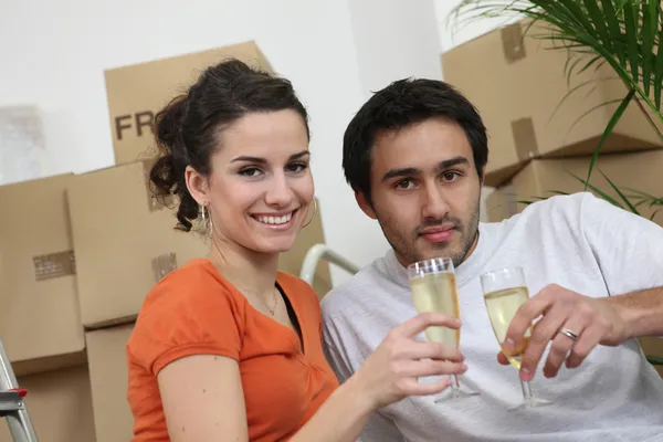 Casal comemorando compra de primeira casa juntos — Fotografia de Stock