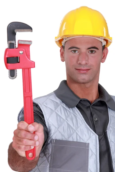 Homem com uma chave de tubo ajustável resistente — Fotografia de Stock