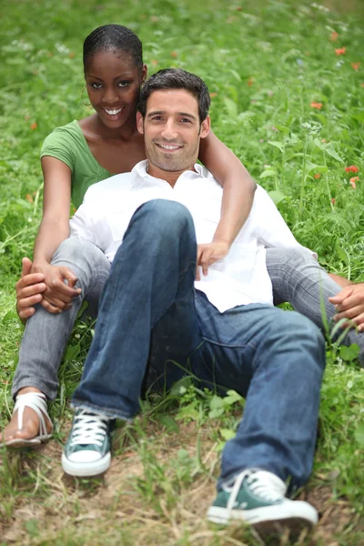 Porträtt av ett par på gräset — Stockfoto